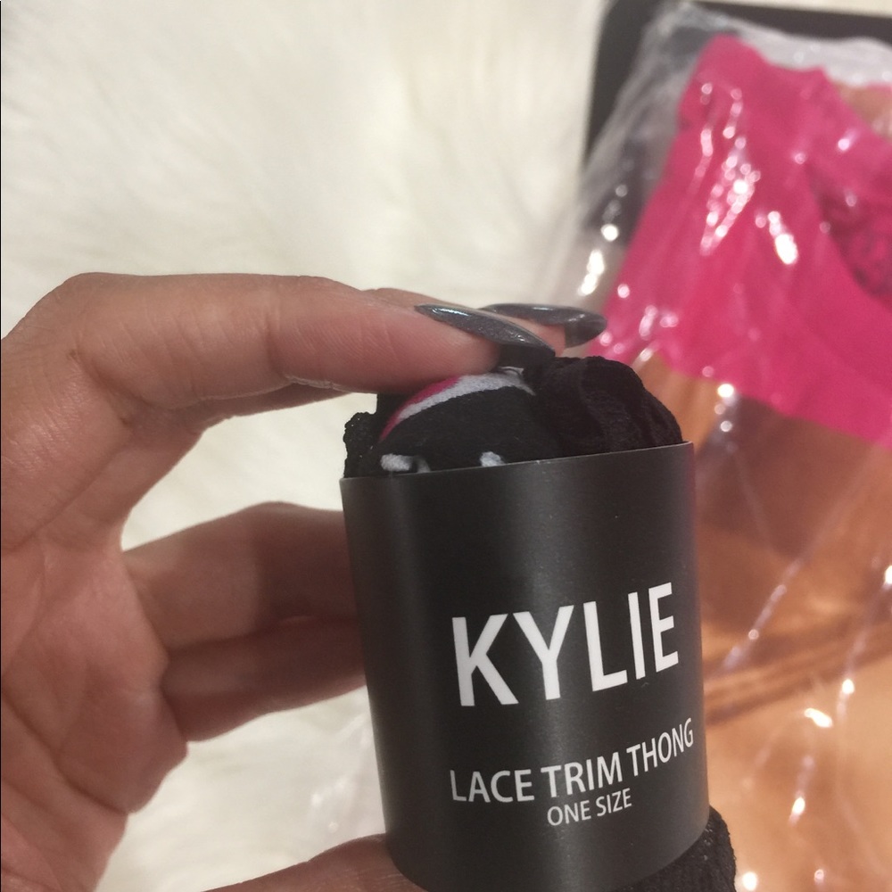 Kylie Thong and T-Shirt Bundle - Picture 4 of 7